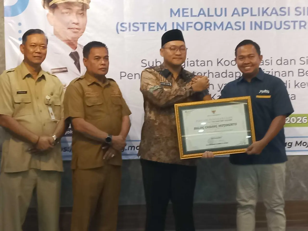 Bulog Mojokerto Raih Penghargaan dari Bupati atas Dukungan Program Pasar Murah