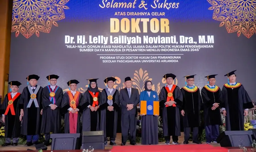  Dr Dra Nyai Hj Lelly Lailiyah Novianti, MM, foto bersama bersama rektor, promotor dan penyanggah serta suami tercinta KH Abdul Hakim Mahfudz (Gus Kikin). Foto: Tebuireng Online
