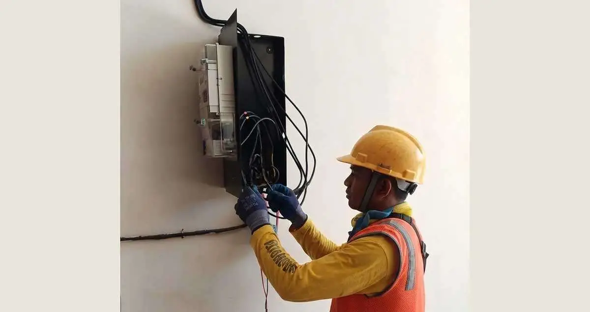 Petugas PLN UP3 Madura saat melaksanakan pemasangan listrik di salah satu  Koperasi Desa/Kelurahan Merah Putih.