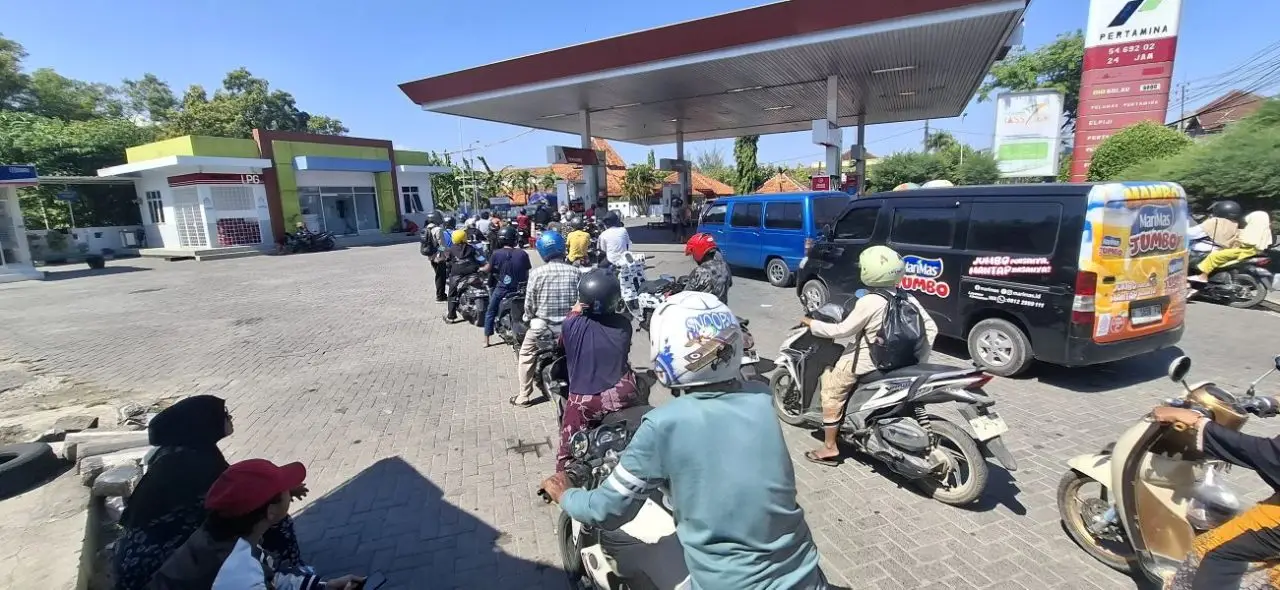 Antrean Pertalite di Sampang Belum Terurai, Warga Masih Menunggu hingga 45 Menit