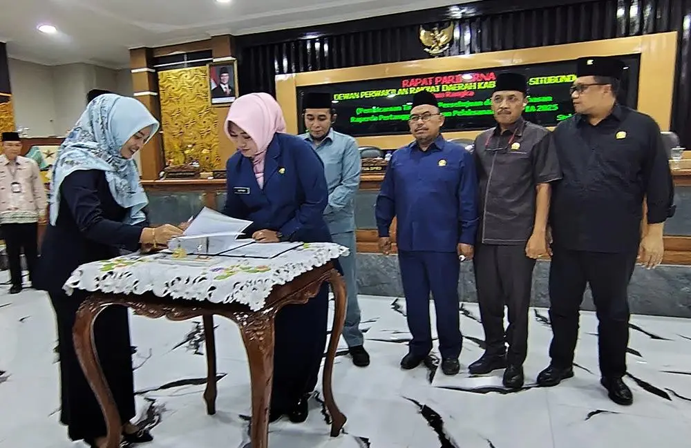 Wabup Situbondo Ulfiyah dan pimpinan DPRD menandatangani pengesahan dokumen 3 raperda menjadi perda.