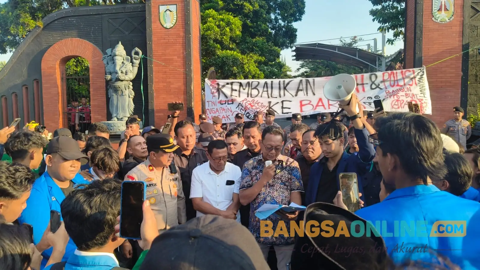 Ratusan Mahasiswa Gelar Aksi 'Evaluasi Total Indonesia' di Depan Kantor Pemkab Kediri, Soroti 4 Isu
