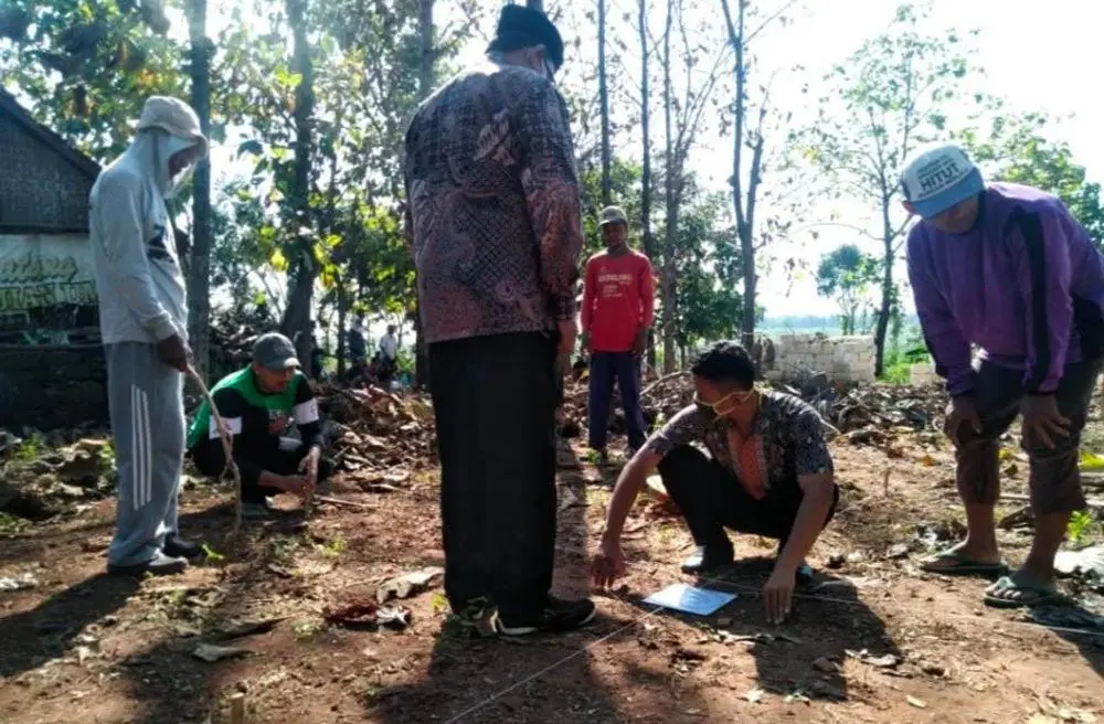 Kasi Bimas Islam Kemenag Kabupaten Tuban, Mashari, saat melakukan pengukuran penentuan arah kiblat untuk pembangunan mushola.