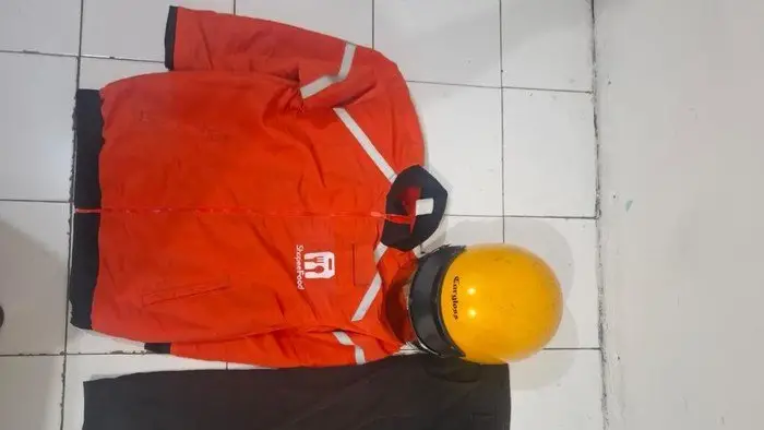 Atribut kurir dan helm yang digunakan pelaku saat menjambret HP milik bocah