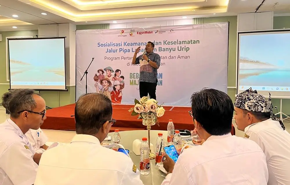 Perwakilan EMCL, Rifqi Romadhon saat memberikan pemahaman jaga keamanan dan keselamatan kepada petani Tuban di sekitar jalur pipa.