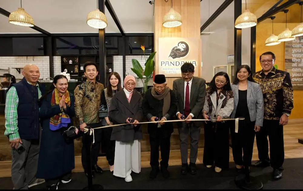 Prof. Dr. KH Ma'ruf Amin, Dr. Siswo Pramono, dan Leonard Sondakh saat meresmikan Pandawa Warung Kopi Halal di lantai dasar gedung ikonik Wesley Mission, 220 Pitt Street, CBD Sydney. Foto: Ist.