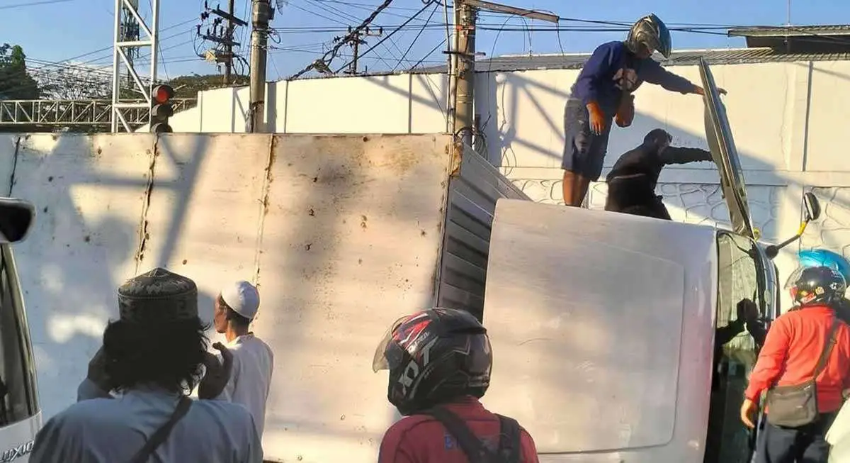 Kecelekaan di Simpang Segoromadu Gresik, Truk Boks Terguling Timpa 3 Motor dan 1 Pikap