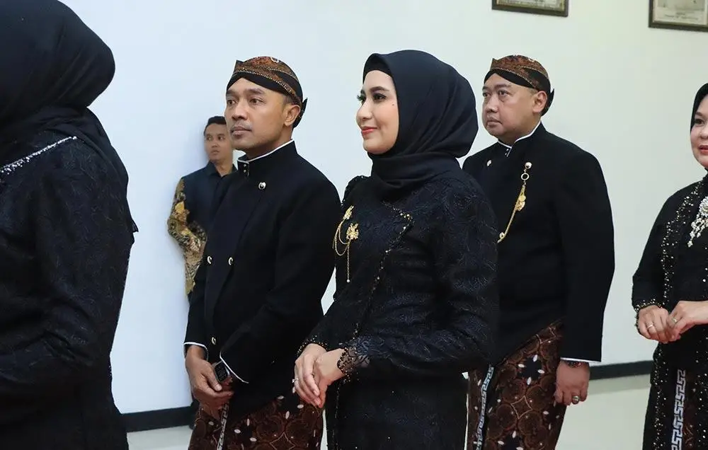 Kapolres Ngawi AKBP Prayoga Angga Widyatama bersama Ketua Bhayangkari Cabang Ngawi Erine Prayoga saat menghadiri acara jamasan.