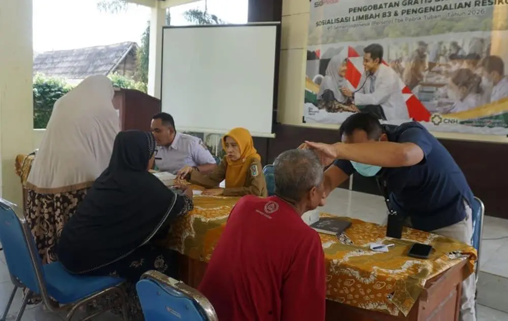 Tim Rumah Sakit Semen Gresik saat memeriksa kesehatan warga sekitar perusahaan PT SIG Pabrik Tuban. Foto: Ist.