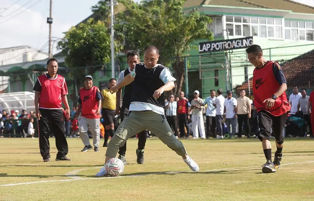 Wali Kota Surabaya Eri Cahyadi saat mengikuti laga mini soccer bersama para pemain Persebaya Legend, Minggu (5/7/2026) pagi. Foto: hms