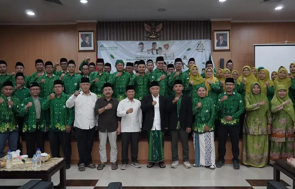 Para pengurus PW Pergunu DI Yogyakarta foto bersama Ketua Umum PP Pergunu, Prof. Dr. K.H. Asep Saifuddin Chalim (depan tengah). Foto: Ist.