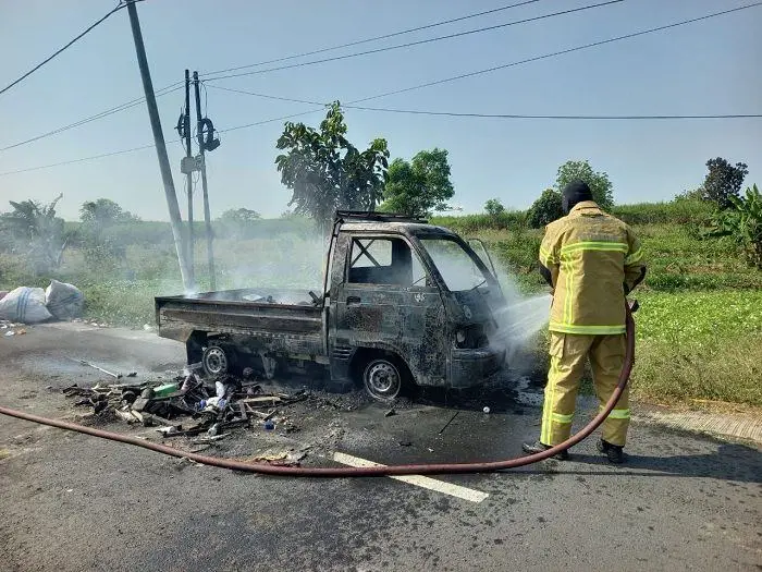Pikap Muatan Barang Bekas Terbakar di Kedamean Gresik, Kerugian Capai Rp60 Juta