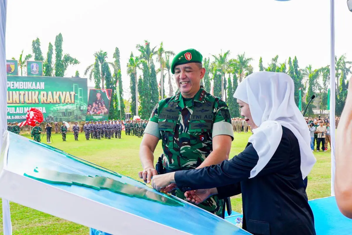 Pangdam TNI AD bersama Gubernur Khofifah saat peresmian Karya Bakti Skala Besar TNI di Madura