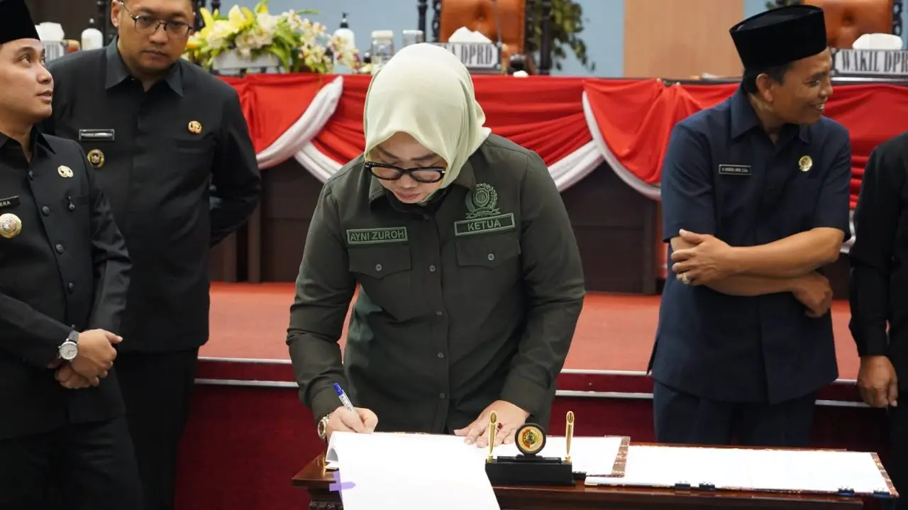 Ketua DPRD Kabupaten Mojokerto saat menandatangani berita acara paripurna