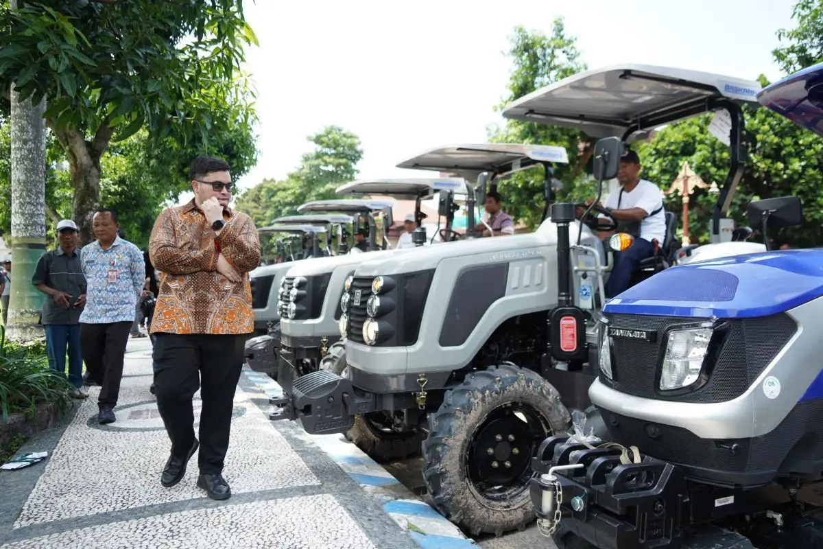 Bupati Kediri Hanindhito Himawan Pramana saat melakukan pengecekan traktor pertanian. (Ist). 
