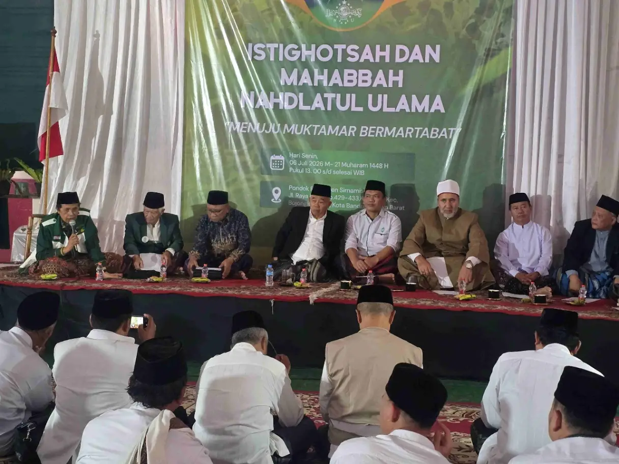 Prof Dr KH Asep Saifuddin Chalim, MA, bersama ratusan kiai dan PCNU se-Jawa Barat dalam acara istighatsah di Pondok Pesantren Sirnamiskin Kota Bandung, Senin (6/7/2026). Foto: M.Mas'ud Adnan/bangsaonline