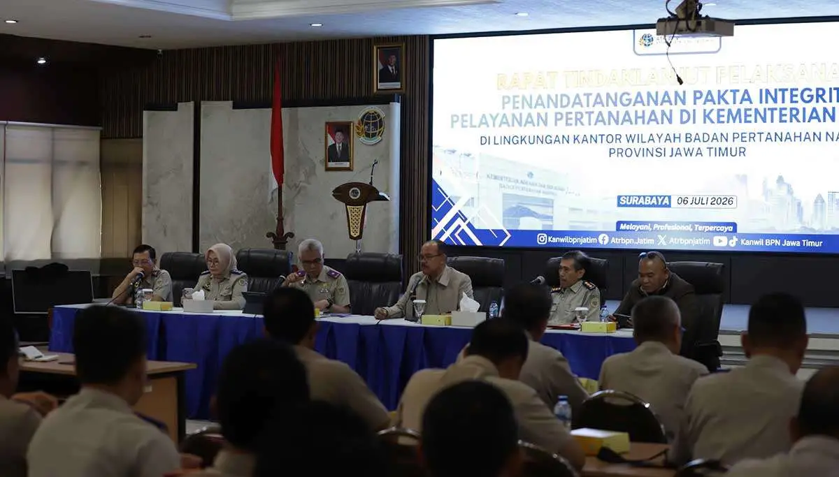 Rapat tindak lanjut pelaksanaan penandatanganan pakta integritas pelayanan pertanahan di Aula Reforma, Kanwil BPN Jatim.