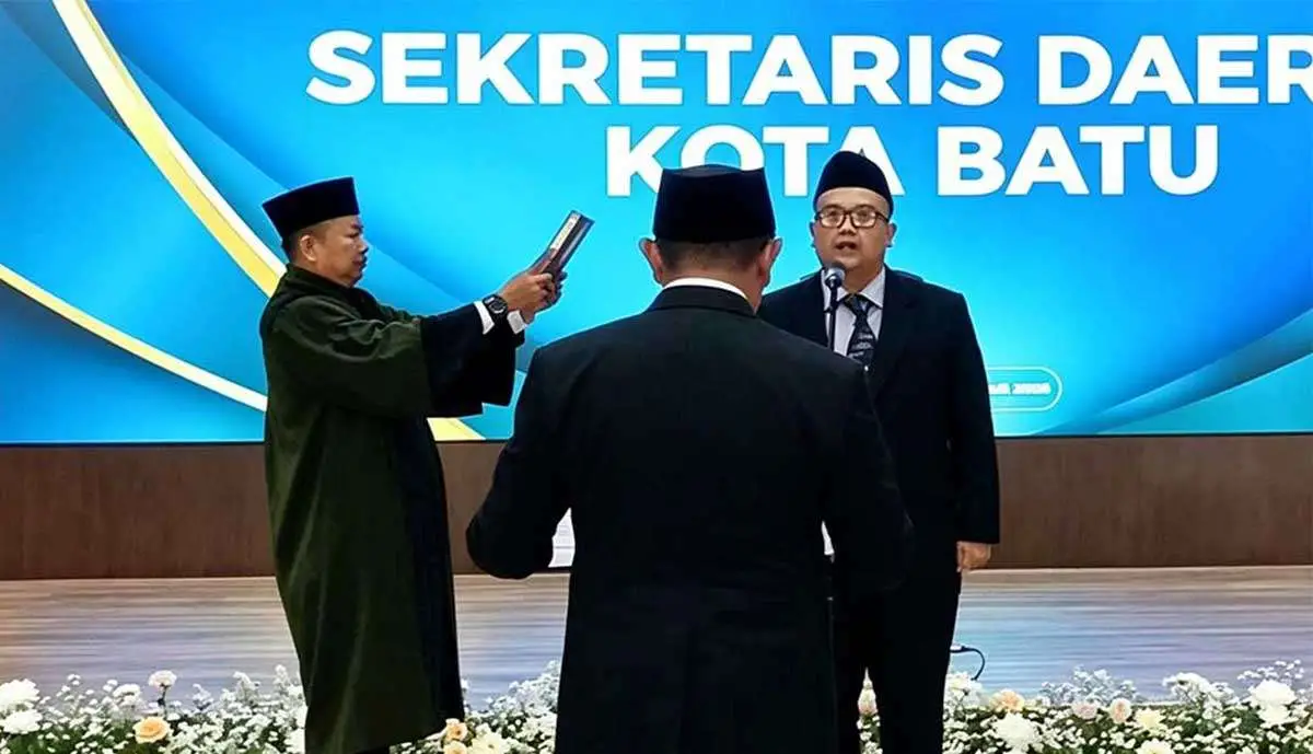 Alfi Nurhidayat ketika dilantik sebagai Sekretaris Daerah Kota Batu.