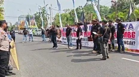 Aliansi Alam Bersatu Geruduk Kantor Pemkab Lamongan, Tolak Dapur MBG Terpusat