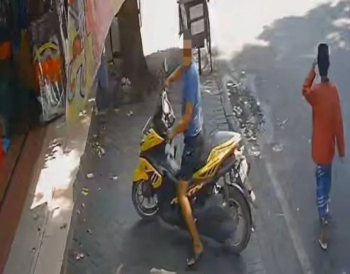 Tangkapan layar CCTV saat pelaku melancarkan aksinya