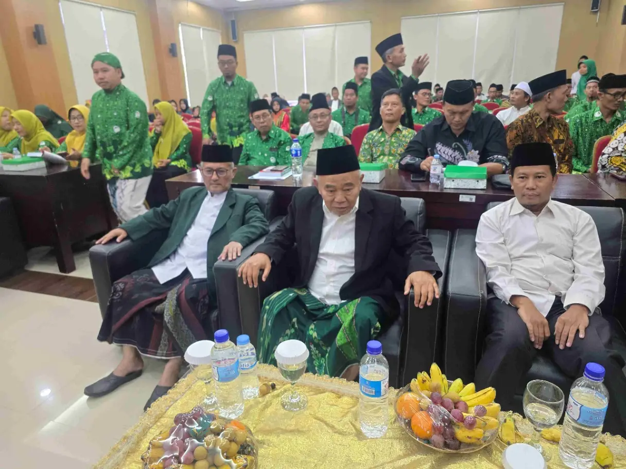 Prof Dr KH Asep Saifuddin Chalim dan Rais Syuriah PWNU Yogyakarta KH Mas'ud Masduki serta Sekretaris PWNU Yogyakarta Dr Muhajirin dalam acara pelantikan PWNU Yogyakarta di  di Gedung Gedung Perwakilan Daerah (DPD), Senin (6/7/2026). Foto: M. Mas'ud Adnan/bangsaonline