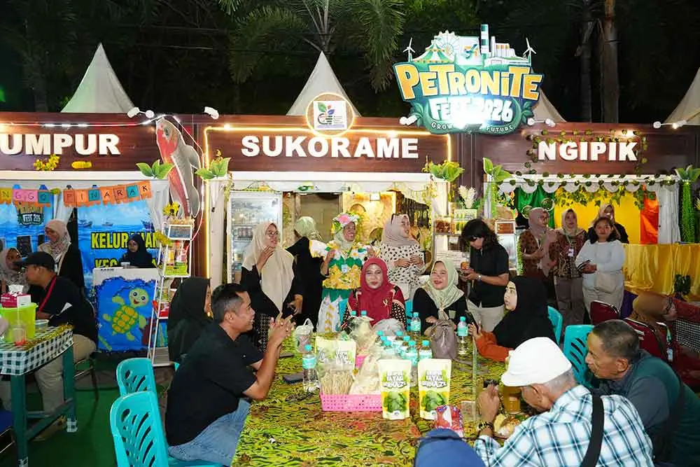 Produk UMKM Desa Binaan Petrokimia Gresik Laris Manis di PetroNite Fest 20261