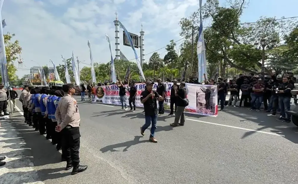 Aksi massa saat menyampaikan tuntutan evaluasi tata kelola dan transparansi program makan bergizi gratis (MBG) di depan kantor Pemkab Lamongan. Foto: ist.