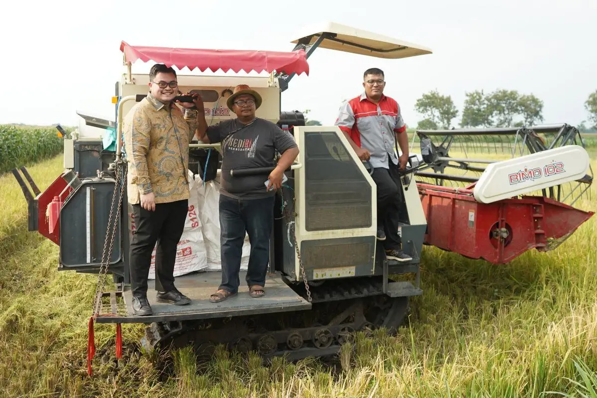Bupati Kediri Hanindhito Himawan Pramana saat melihat dari dekat mesin (alat) memanen padi. (Ist). 
