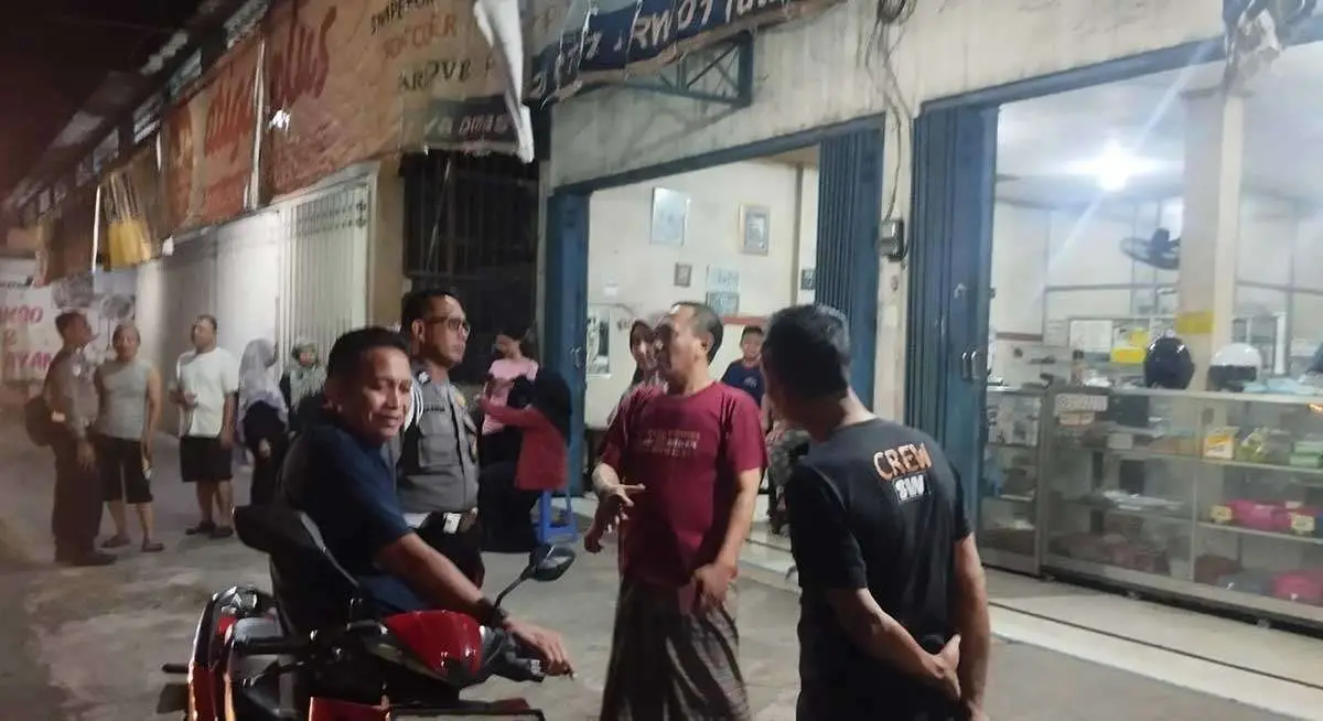 Anggota Polsek Menganti ketika mengamankan pelaku dan melakukan olah TKP di Desa Domas. Foto: Ist