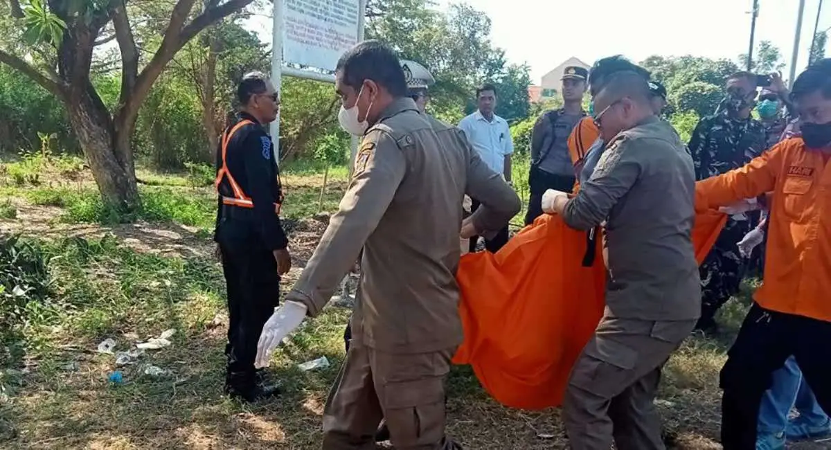 Lansia Tewas Tersambar Kereta di Sememi Surabaya