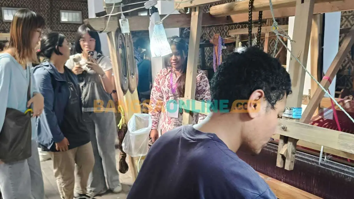 Program Summer Camp UNP Kediri: Mahasiswa Taiwan Kagumi Tenun Ikat Bandar Kidul