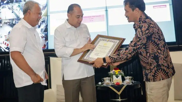 Wali Kota Surabaya Terima Penghargaan Kapolri Atas Komitmen Pemkot Cegah Radikalisme 