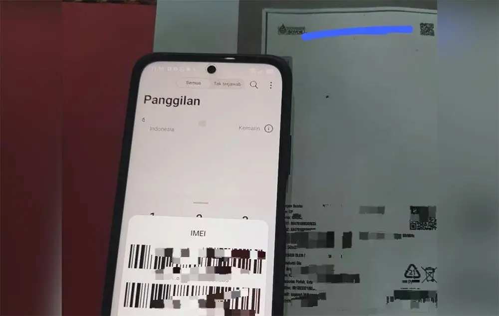 Barang bukti berupa handphone yang diambil tersangka.