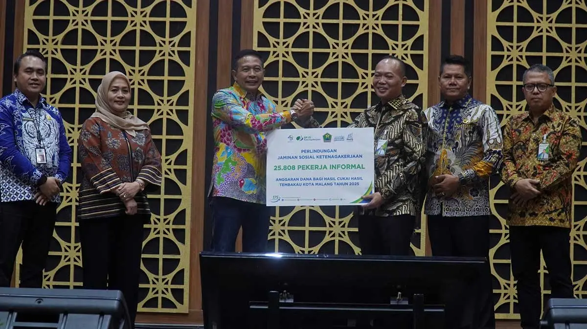 Wali Kota Malang saat penyerahan perlindungan jaminan sosial ketenagakerjaan.