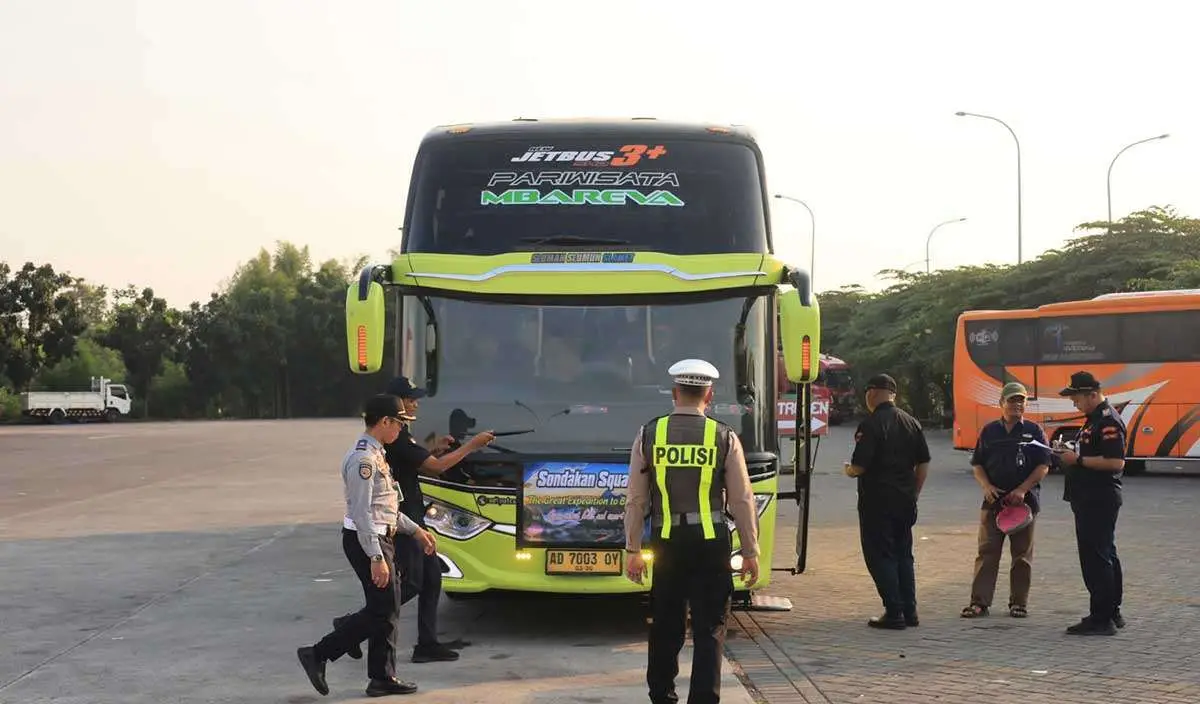 Satlantas Polres Gresik Gelar Ramp Check Bus Wisata di Rest Area Tol Surabaya-Mojokerto