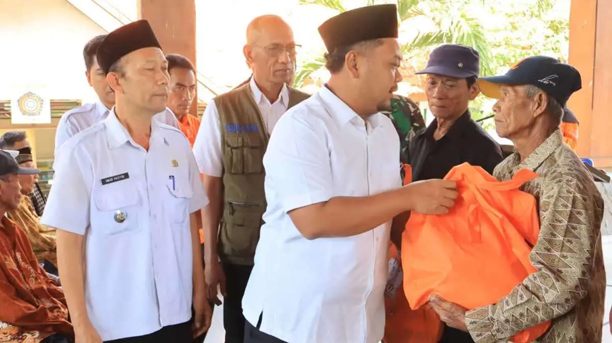 Bupati Gresik Salurkan Bansos ke 1.177 Petani Terdampak Gagal Panen