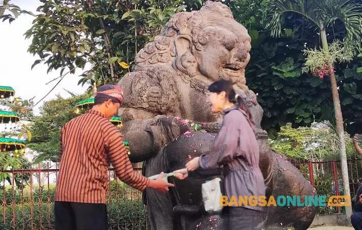 Saki Maeta, seorang mahasiswa program Doktoral (S3) dari Kobe University, Jepang saat ikut ritual Jamasan Arca Totok Kerot. Foto: Muji Harjita/BANGSAONLINE