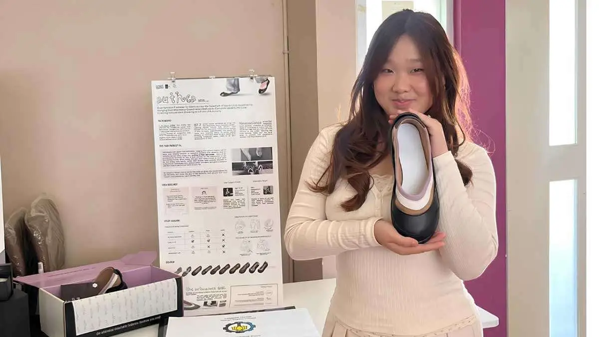 Mahasiswi ITS, Abigail Kafrell Wijaya, bersama sepatu modular bernama Authea.