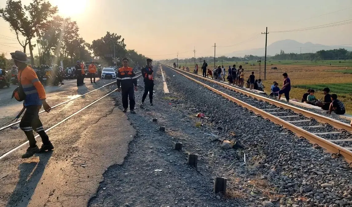 KA Logawa Tertemper Truk di Perlintasan Nganjuk, Sejumlah Perjalanan Kereta Terganggu