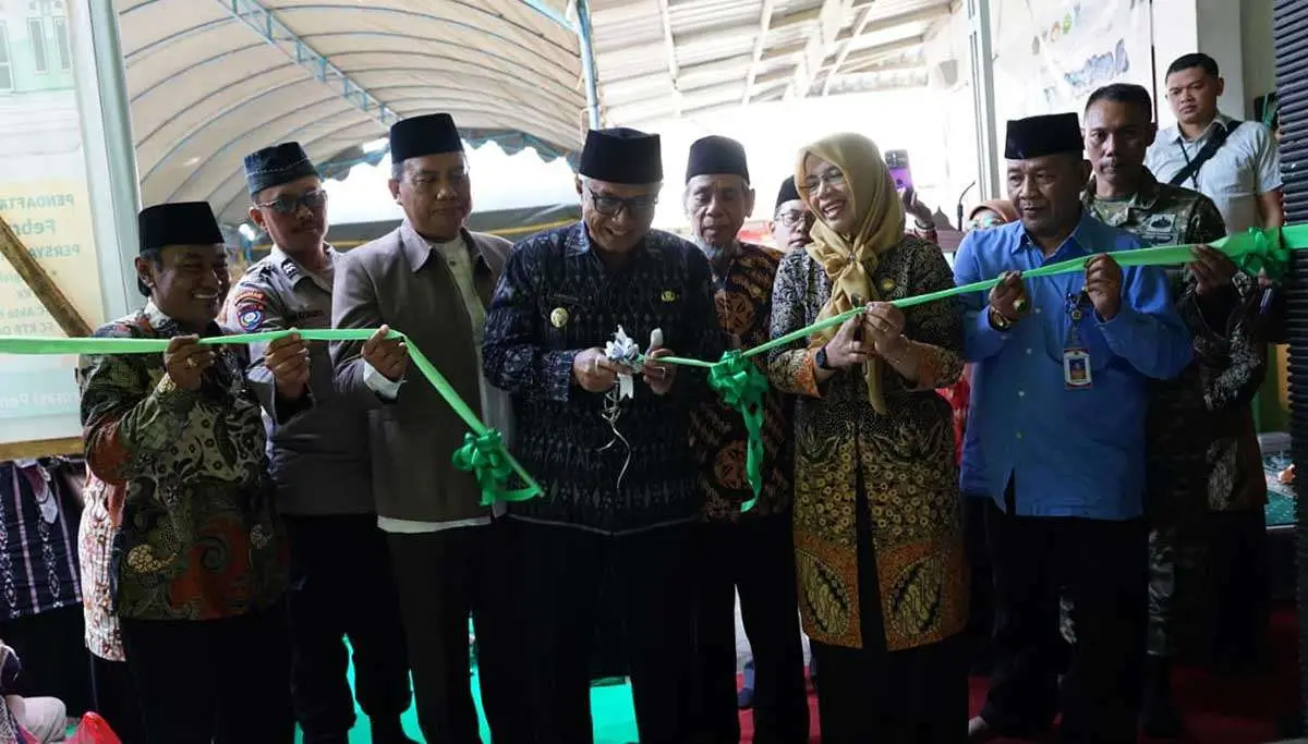 Wakil Wali Kota Kediri saat memotong pita sebagai tanda peresmian RA Perwanida 1. Foto: Ist
