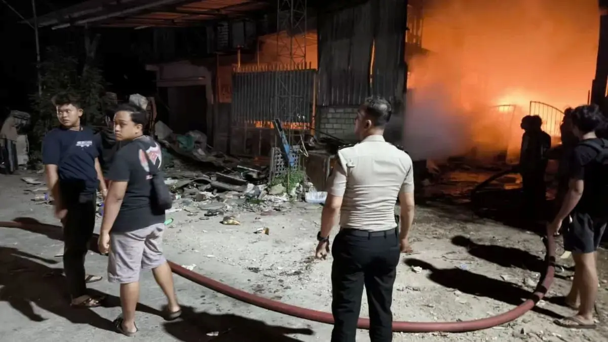 Gudang Besi Tua di Sukodadi Terbakar, Polres Lamongan Lakukan Penyelidikan
