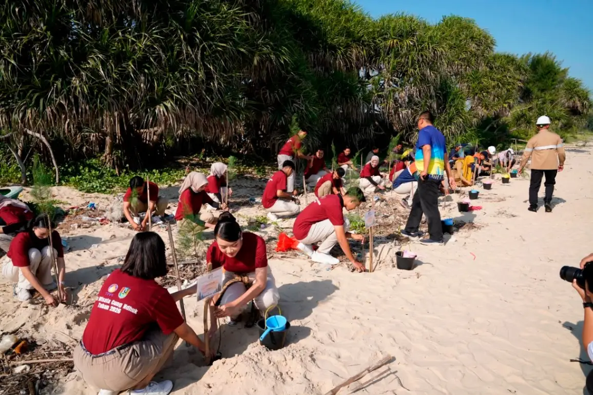 PT TPPI dan Disbudporapar Tuban Gelar Aksi Bersih-Bersih dan Tanam Pohon Cemara di Pantai Panduri