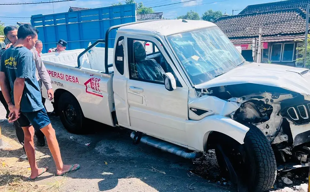 Kondisi mobil pikap milik KDMP yang mengalami kerusakan parah usai menghantam pembatas jembatan di Kecamatan Kedunggalar, Ngawi. Foto: Ist.
