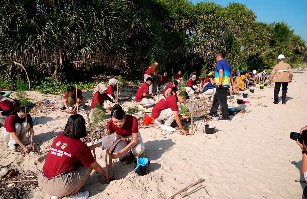 TPPI bersama Pemda Tuban dan masyarakat saat melakukan penanaman pohon cemara di Pesisir Pantai Utara. 