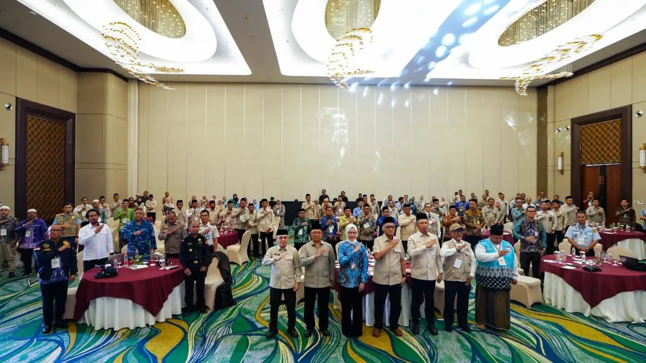 Menhaj Gus Irfan saat foto bersama dalam Evaluasi Penguatan Layanan Penyelenggaraan Ibadah Haji Provinsi Kalimantan Selatan dan Embarkasi Banjarmasin Tahun 1447 H/2026 M. Foto: MCH 2026