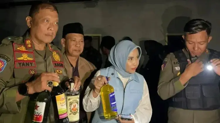 Satpol PP bersama Wabup Sidoarjo, Mimik Idayana saat menyita botol miras