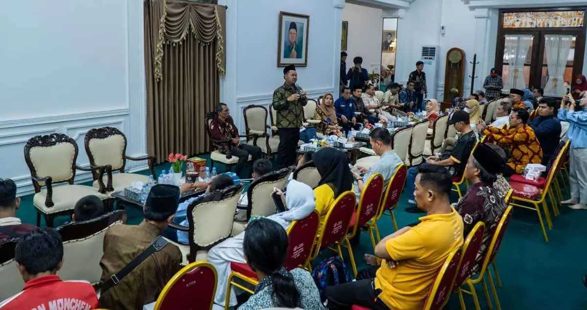 Bupati Gresik ketika menerima anak-anak PMI yang dipulangkan dari Malaysia. Foto: Ist