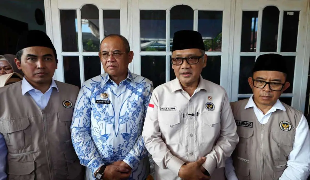 Menhaj Gus Irfan ketika memberi keterangan pers usai berkunjung ke kediaman keluarga almarhumah Fitri Rezkiani di Kota Baubau, Sulawesi Tenggara. Foto: MCH 2026