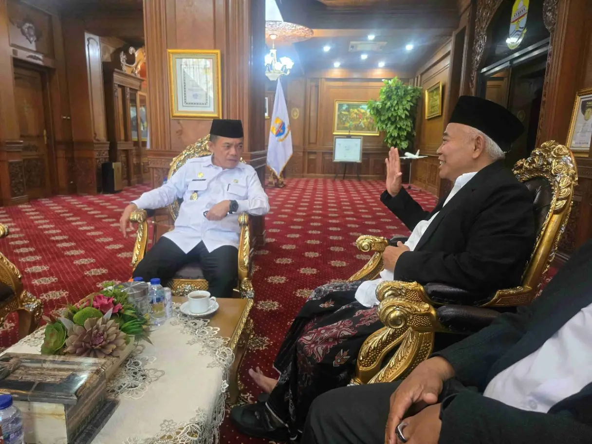 Gubernur Jambi Al Haris saat menyambut Prof Dr KH Asep Saifuddin Chalim, MA, di Kantor Gubernur Jambi, Rabu (8/7/2026).  Foto: MMA/bangsaonline