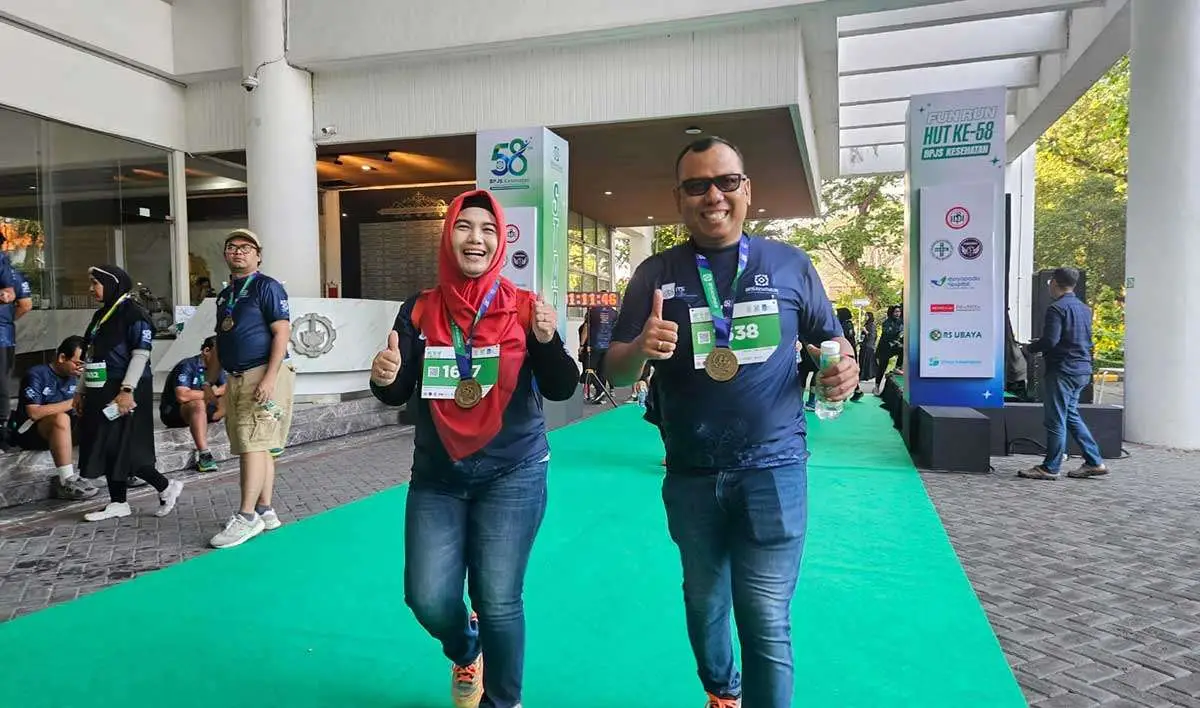 Ketua BPJS Watch Jawa Timur, Arief Supriyono bersama istrinya, ketika ikut memeriahkan Fun Run di ITS.